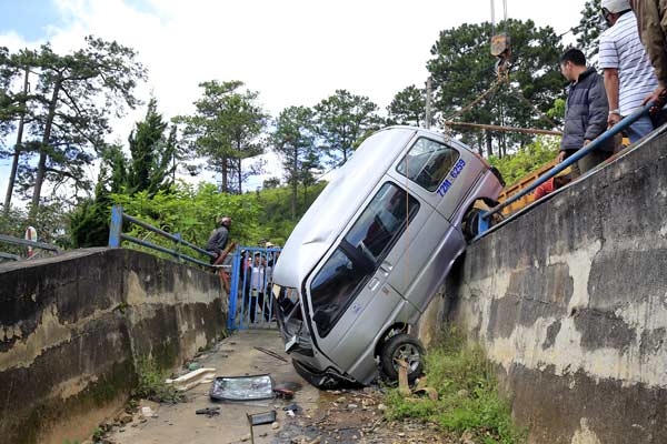 Ô tô gặp nạn được cẩu khỏi suối cạn