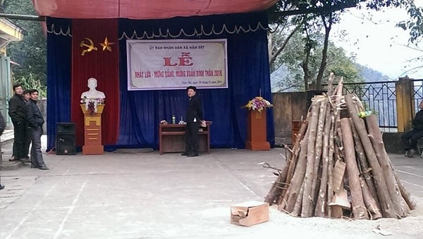 Một lễ hội Nhảy lửa được tổ chức ngay tại UBND xã Nậm Đét, huyện Bắc Hà, tỉnh Lào Cai.