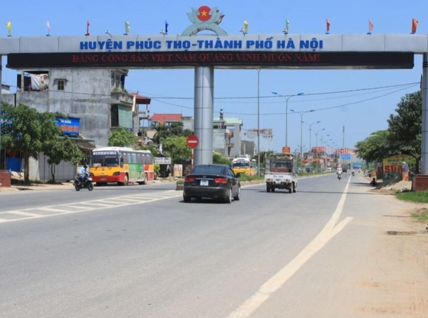 Tuyến đường 32 qua cổng trào huyện Phúc Thọ.