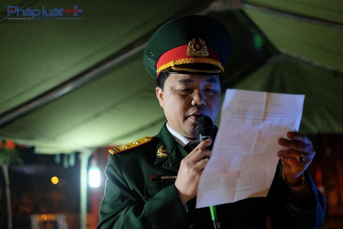 Trung tá Nguyễn Lê Nam đọc thông báo đến toàn bộ người dân quanh khu vực về sự kiện quan trọng này.