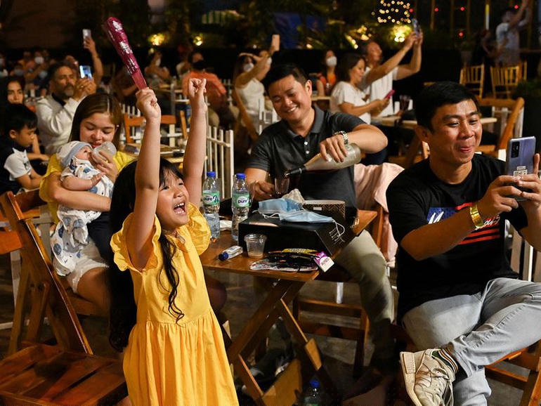 Người dân đón năm mới ở Quezon, Philippines (Ảnh: Reuters).