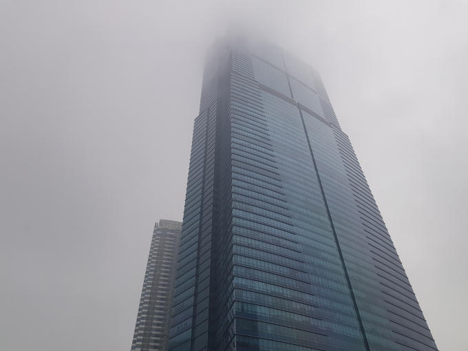 Theo thông tin của Công ty Keangnam Vina - chủ sở hữu khu Keangnam Ha Noi Landmark Tower, trong số 3 tòa nhà cao tầng của tổ hợp Keangnam, có 2 tòa nhà chung cư cao 48 tầng với 922 căn hộ cao cấp, hoàn thành, bàn giao căn hộ vào tháng 3.2011, hiện đã lấp đầy khoảng 70 - 80% tổng số căn hộ.