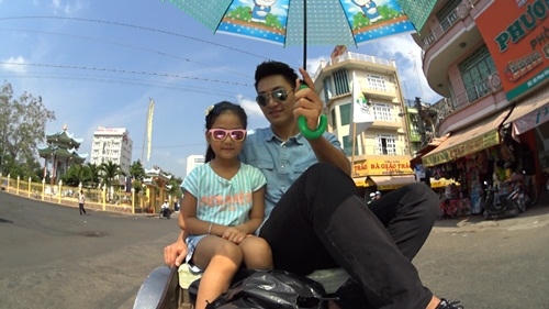 Cặp bố con Mạnh Trường thưởng thức phong cảnh trên xe lôi. Bé Chíp điệu đà luôn bắt bố phải che nắng để không bị đen.