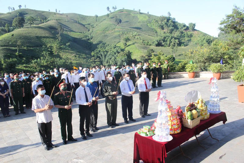Lãnh đạo tỉnh Sơn La dâng hương tưởng niệm các anh hùng liệt sỹ tại Ngã ba Cò Nòi.