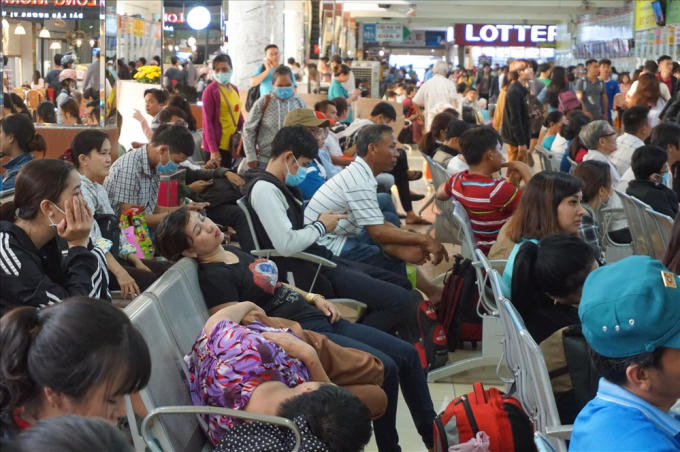 Khách mệt mỏi chờ lên xe đi nghỉ lễ 2.9.