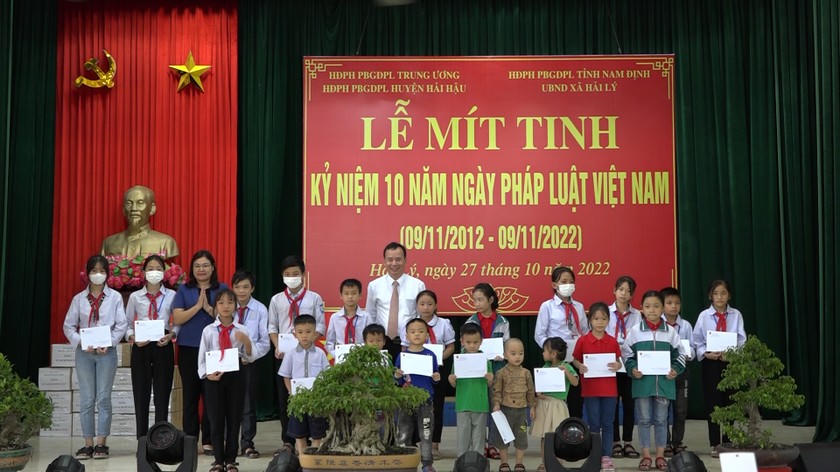 Phó trưởng Ban Dân vận Trung ương Nguyễn Lam cùng Phó Chủ tịch UBND tỉnh Nam Định Hà Lan Anh trao quà cho các học sinh nghèo vượt khó.
