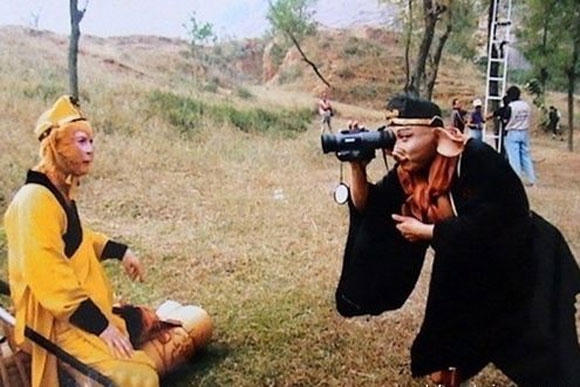 Tề Thiên Đại Thánh tạo dáng cho Lão Trư quay. Ảnh: internet.