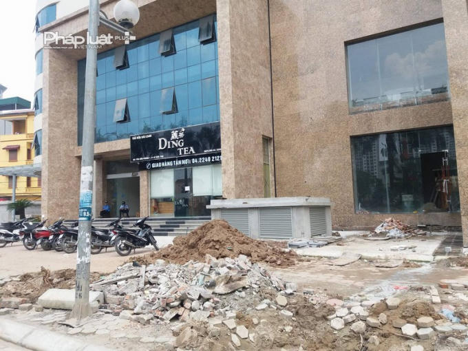 Phía bên ngoài dự án vẫn đang trong quá trình thi công, gạch đá ngổn ngang bừa bãi.