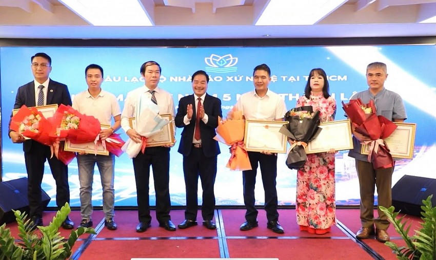 Lãnh đạo tỉnh Hà Tĩnh trao tặng bằng khen cho các cá nhân tiêu biểu có thành tích xuất sắc trong công tác hoạt động an sinh xã hội tỉnh nhà trong thời gian qua.