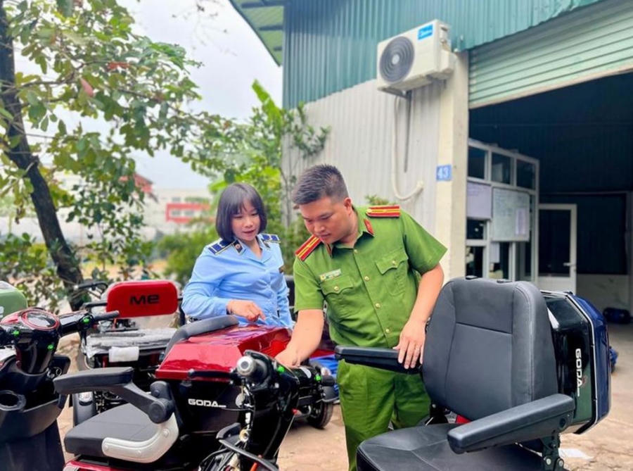 Lực lượng chức năng kiểm tra đột xuất các xe điện không rõ nguồn gốc.