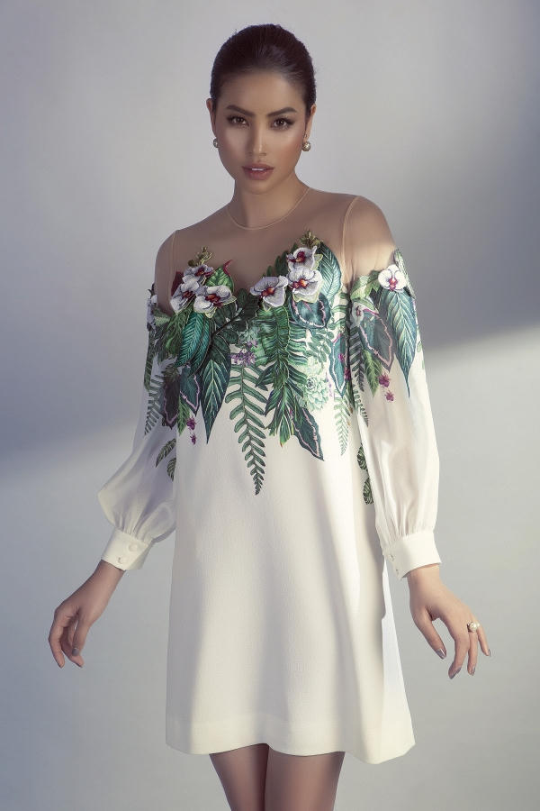 Vẫn là những biến hóa đa sắc và phong phú với các chất liệu kaki, organza, lụa, chiffon…, Công Trí khéo léo sáng tạo nên những mẫu thời trang quen thuộc với mọi phụ nữ thành thị như váy bút chì, sơ mi, đầm chữ A