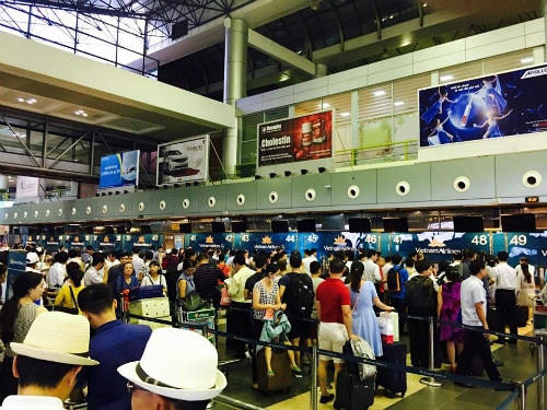 Các màn hình thông báo ở sân bay Nội Bài chiều qua bị tắt. Hành khách dồn ứ vì chưa thể làm thủ tục bay. Ảnh: Hùng Sơn