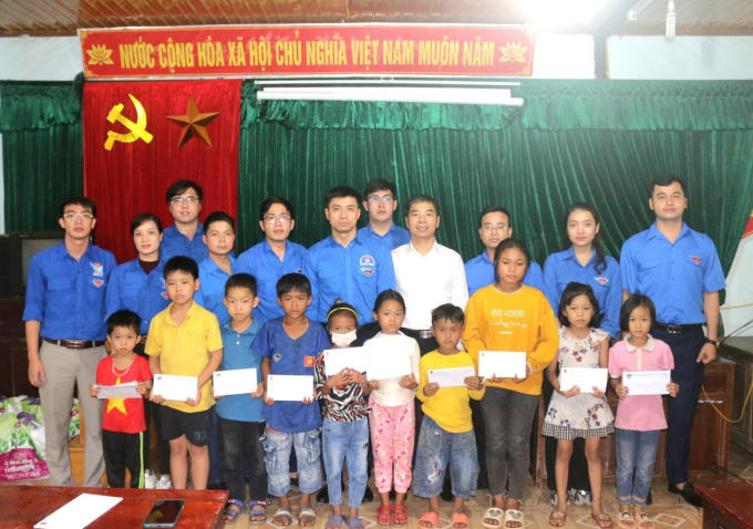 Đoàn Thanh niên Bộ Tư pháp và Đoàn Thanh niên Bộ Giáo dục và Đào tạo trao những phần quà đến người dân vùng lũ trong lúc khó khăn.