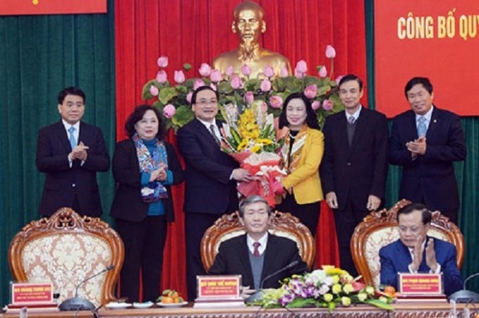 Phó Bí thư Thường trực Thành ủy Ngô Thị Thanh Hằng cùng lãnh đạo Thành ủy, HĐND, UBND TP Hà Nội chúc mừng tân Bí thư Thành ủy Hà Nội Hoàng Trung Hải.