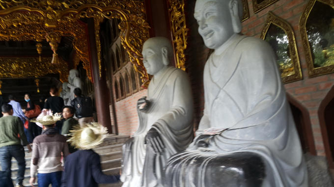 Đặt tiền lẻ lên tay tượng vẫn diễn ra phổ biến gây mất mỹ quan.