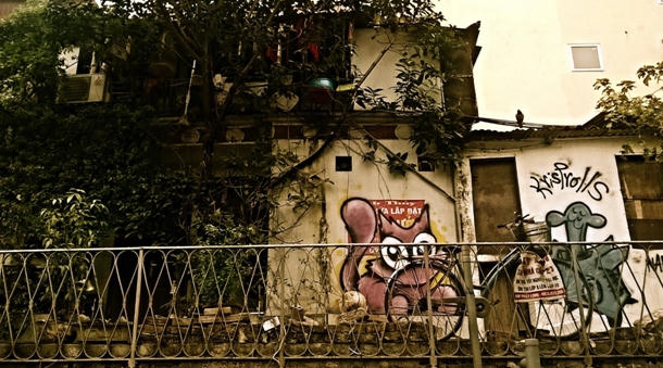 Một ngôi nhà bên cạnh đường sắt.