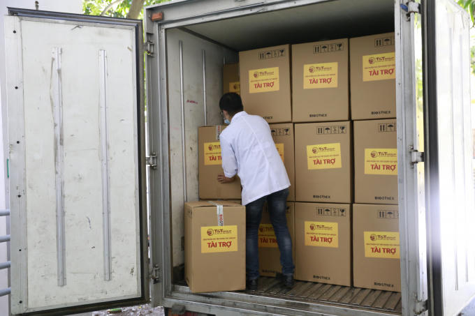 Lô hàng 200.000 bộ kit xét nghiệm nhanh COVID-19.