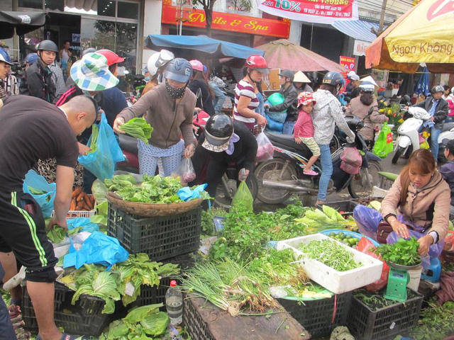 Ngày 30 Tết, các loại rau xanh cũng đắt khách không kém.