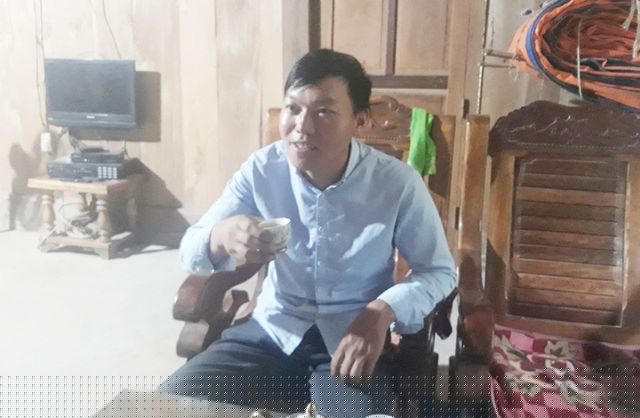 Ông Sồng A Tồng - Trưởng bản Tà Dê kể cho phóng viên nghe chuyện về bản mình.