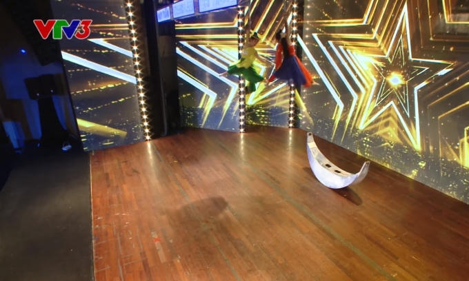 Tiêt mục múa đu dây của hai cô bé 8 tuổi.