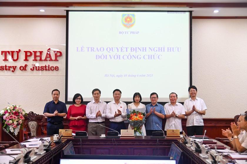 Lãnh đạo Bộ Tư pháp trao Quyết định nghỉ hưu cho đồng chí Nguyễn Thị Mai, nguyên Phó Cục trưởng phụ trách Cục Bổ trợ tư pháp.