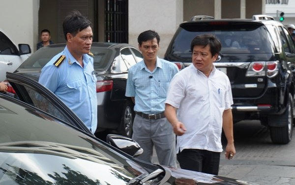 Chiều 24/2, Phó chủ tịch UBND quận 1 (TP.HCM) Đoàn Ngọc Hải tiếp tục dẫn đầu đoàn kiểm tra gồm nhiều lực lượng đi “đòi” lại vỉa hè cho người đi bộ trên các tuyến đường trung tâm TP.  “Muốn trung tâm Sài Gòn thành 'Singapore thu nhỏ', nhất quyết phải làm nghiêm, không theo kiểu 'bắt cóc bỏ đĩa', để nổi tiếng. Nếu không làm được, tôi sẽ cởi áo về vườn", ông Đoàn Ngọc Hải - Phó chủ tịch quận 1 nói với báo chí.