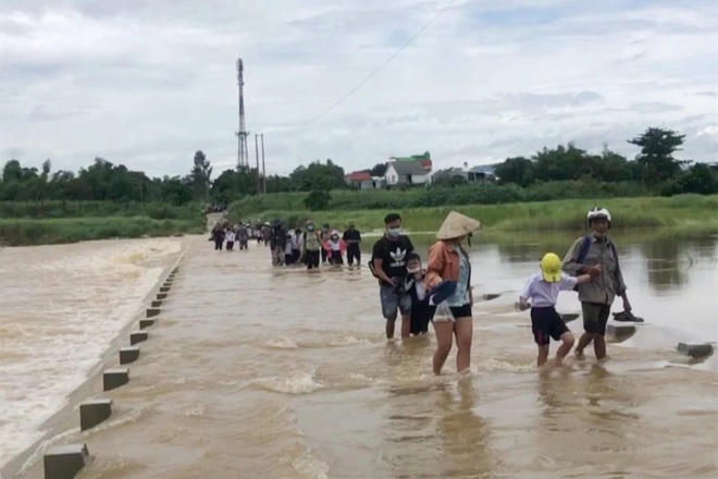 Đập tràn dẫn vào thôn Lệ Bắc (xã Duy Châu, huyện Duy Xuyên) ngập sâu, gây nguy hiểm cho người qua lại, sáng nay cũng đã có một phụ nữ mất tích khi gánh hàng qua khu vực này.
