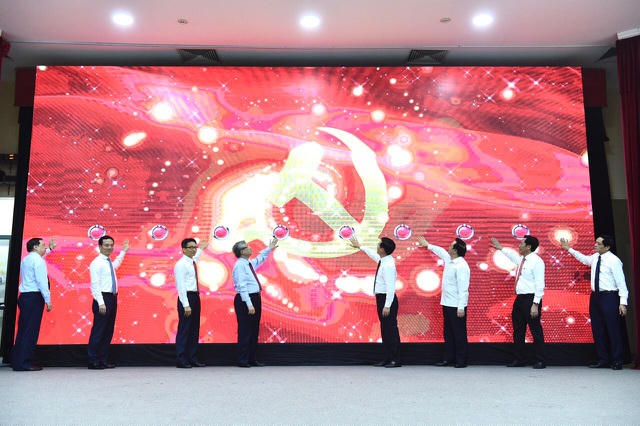 Các đại biểu chính thức khai trương Trang tin điện tử