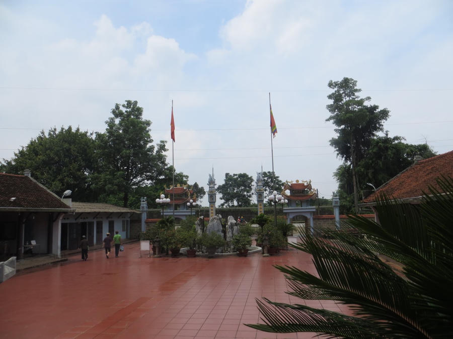 Quang cảnh Đền Tiên nhìn ra trong ra ngoài cổng.