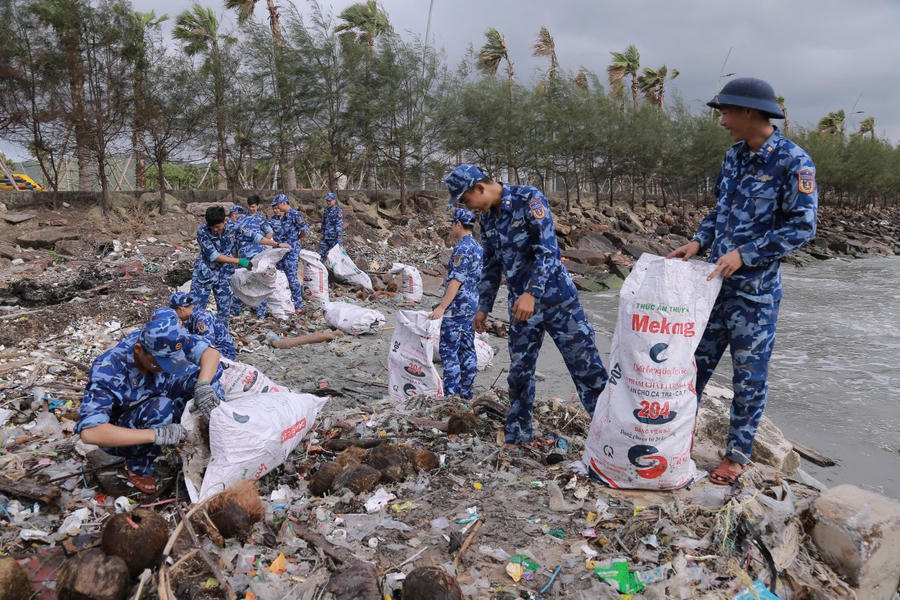 Đoàn thanh niên cơ quan Bộ Tư lệnh Vùng Cảnh sát biển 4 tổ chức vệ sinh môi trường biển