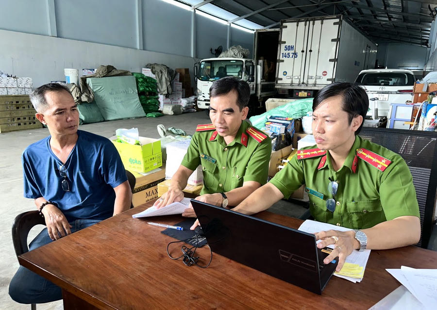Lực lượng chức năng làm việc với ông Hồ Thanh Tân về hành vi kinh doanh hơn 5 tấn thuốc thú y, thủy sản, bảo vệ thực vật không rõ nguồn gốc xuất xứ.