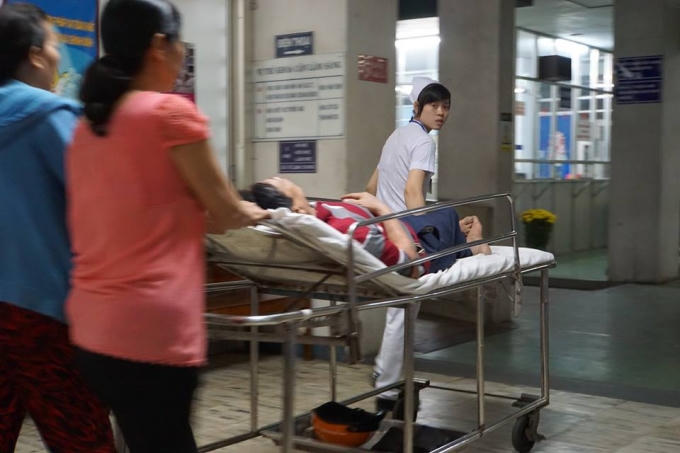 Thế nhưng bên trong Bệnh viện, những y bác sĩ vẫn đang thực hiện sứ mệnh của mình đối với bệnh nhân