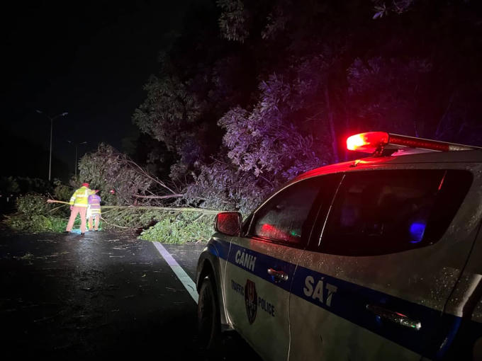 Cơn mưa tối 13/6 khiến nhiều tuyến phố tại Hà Nội ngập úng, trên cao tốc Pháp Vân- Cầu Giẽ - Ninh Bình có khoảng 15 cây đổ. Lực lượng Cảnh sát giao thông phân luồng điều tiết giao thông khắc phục sự cố trong đêm.