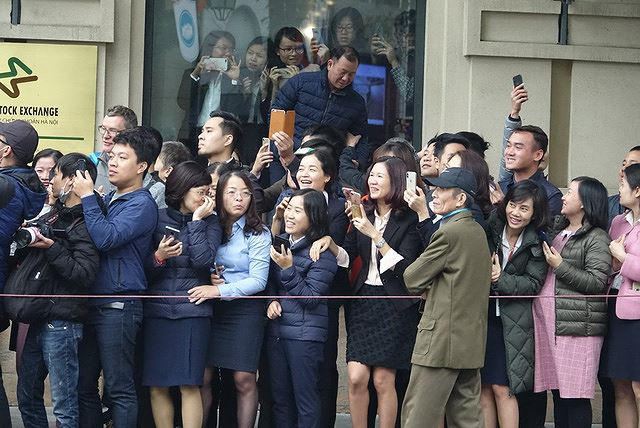 Nhiều người tranh thủ quay phim, chụp hình khoảnh khắc này.