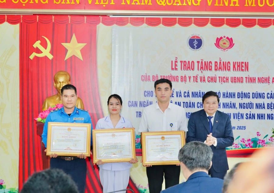 UBND tỉnh Nghệ An tặng Bằng khen cho các cá nhân.