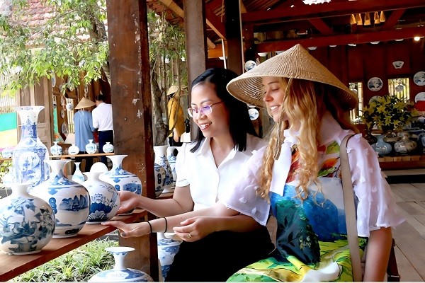 Khách du lịch nước ngoài tham quan, tìm hiểu sản phẩm Gốm Bồ Bát tại mô hình không gian trưng bày làng nghề truyền thống Ninh Bình (Khu du lịch Tam Cốc - Bích Động), phường Nam Hoa Lư.