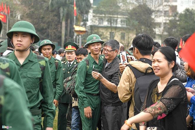 Người thân tiễn con em lên đường.