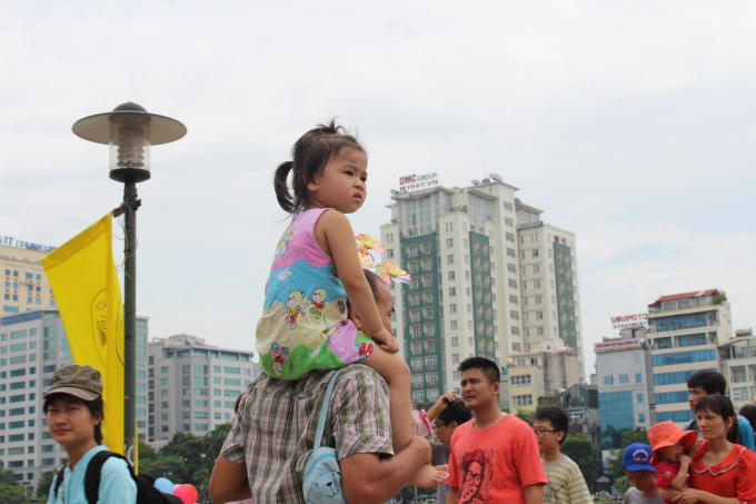 Nhiều trẻ nhỏ tỏ ra rất mệt sau khi phải di chuyển trong khu vực công viên.