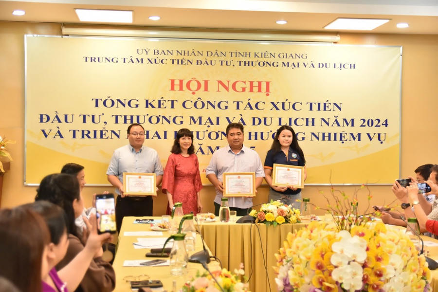 Bà Quảng Xuân Lụa – Giám đốc Trung tâm xúc tiến, đầu tư, thương mại và du lịch Kiên Giang - trao Giấy khen cho các doanh nghiệp.