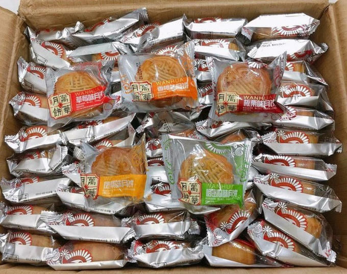 Các loại bánh trung thu giá 2.500-3.000 đồng/cái được với bao bì toàn tiếng Trung Quốc. Loại bánh này thường được bán theo thùng hoặc theo kg, mua càng nhiều thì giá càng rẻ