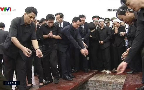 Chủ tịch nước Tr&acirc;̀n Đại Quang đã v&ecirc;̀ với đ&acirc;́t mẹ