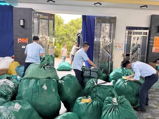 Lực lượng chức năng tiến hành thu giữ lô quần áo không rõ nguồn gốc. Ảnh: (dms.gov.vn)
