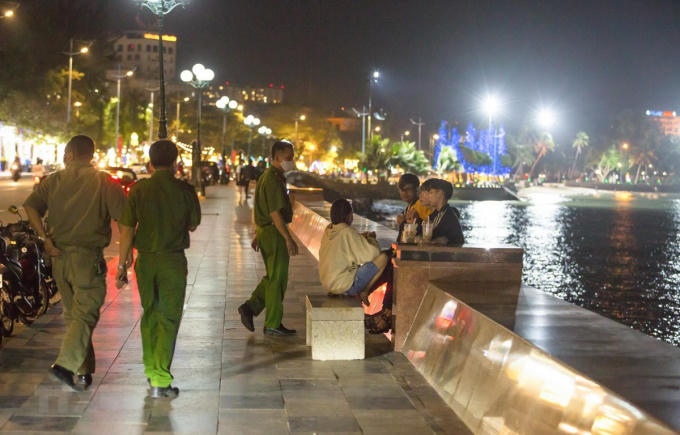 Lực lượng chức năng của thành phố Vũng Tàu kiểm tra, xử lý các trường hợp người dân không đeo khẩu trang nơi công cộng. (Ảnh: Hoàng Nhị/TTXVN)