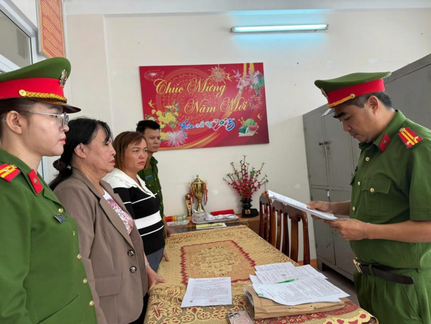 cơ quan điều tra đọc lệnh khởi tố, bắt tạm giam