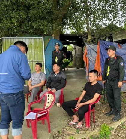 Các đối tượng đang làm việc với lực lượng Công an. Ảnh: CACC