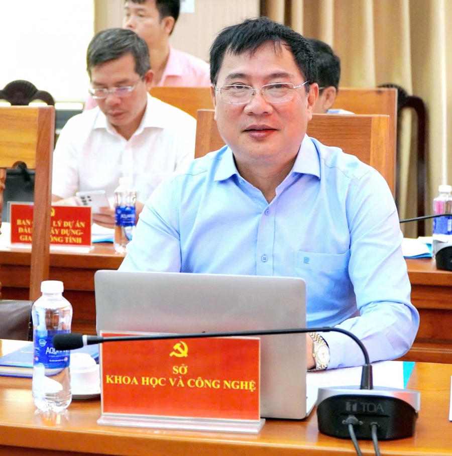 Ông Võ Minh Trung, Giám đốc Sở Khoa học và Công nghệ tỉnh An Giang nghe thuyết trình về các giải pháp chuyển đổi số.