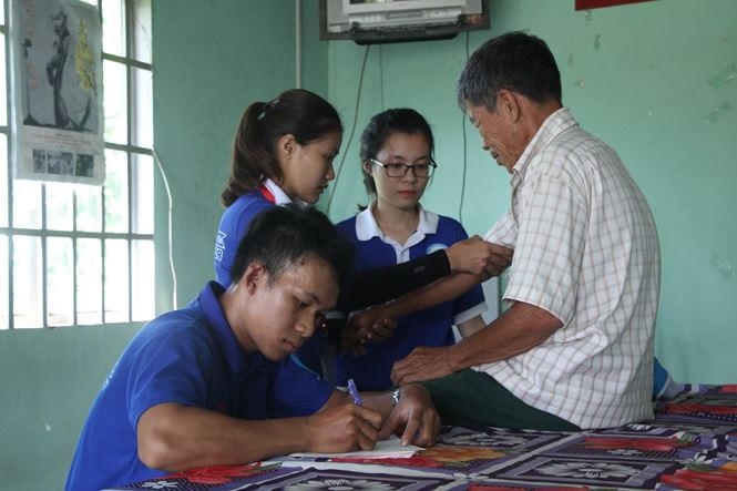 Xúc động sinh viên trường Y chăm sóc sức khỏe cho người cao tuổi