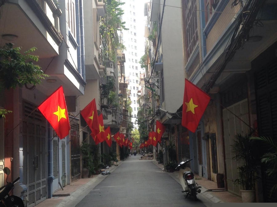 Ngay từ bây giờ, nhiều gia đình đã treo những lá cờ đỏ sao vàng trước cửa để mừng Tết Độc lập.