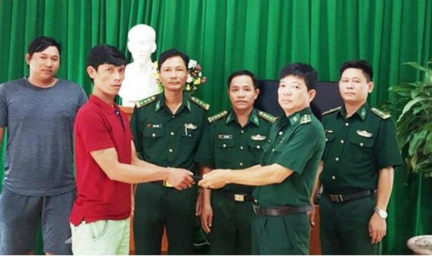 Thiếu t&aacute; Cao Ho&agrave;i Nam trả lại tiền cho người đ&aacute;nh rơi.