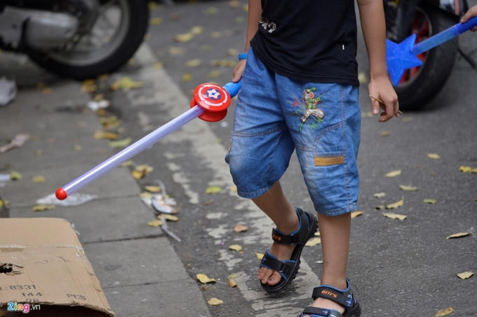 Theo các chuyên gia tâm lý, việc để con trẻ chơi các đồ chơi này dễ dẫn đến các hành vi mang tính bạo lực, côn đồ rất khó kiểm soát.